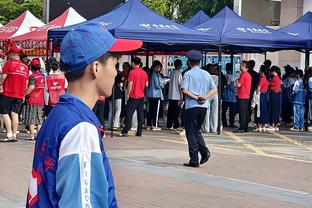 F1阿斯顿马丁车队大使造访海港获赠21号球衣，奥斯卡赠送签名球鞋